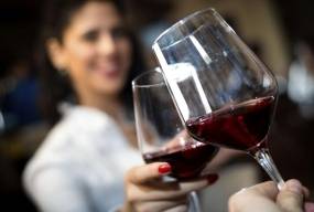 Вино, пиво, сангрия, коктейли: какой алкоголь менее опасен при диабете?