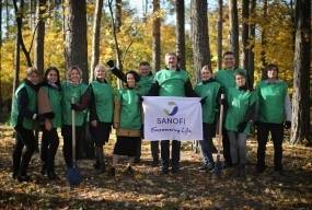 Сотрудники Санофи в Украине высадили 400 деревьев на территориях больниц