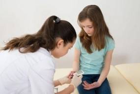 Які перевірки здоров'я і як часто необхідні дитині з цукровим діабетом 1-го типу?