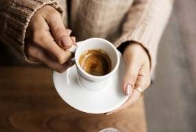 Чи впливає кофеїн на рівень цукру в крові?