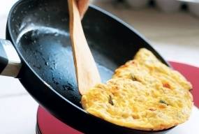 Омлет з кабачком і беконом — поживний сніданок з мінімум вуглеводів