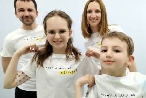 «Чому я досі не свічуся?» Дівчинка з ЦД1 створює діа-футболки, щоб додати трохи позитиву дітям з діабетом