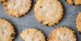 Великодня випічка: пасхальне печиво з родзинками та корицею