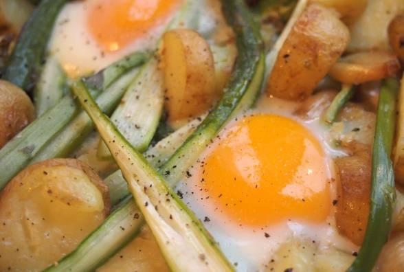 Запеченные яйца с жаренными овощами - диабетический рецепт - изображение