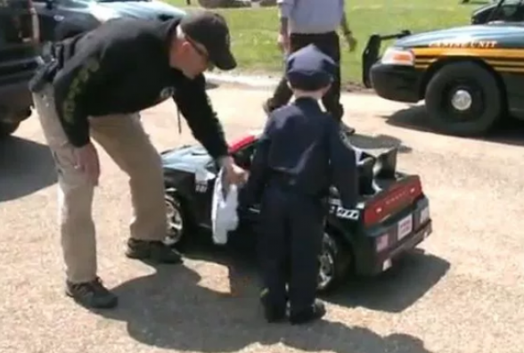 Отдел полиции сделал сюрприз мальчику с диабетом в виде игрушечной полицейской машины - изображение