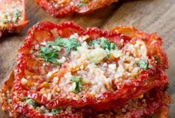 Хрустящие томатные чипсы с Пармезаном - низкоуглеводный рецепт - изображение