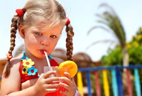 Почему соки и смузи нельзя пить детям? - изображение