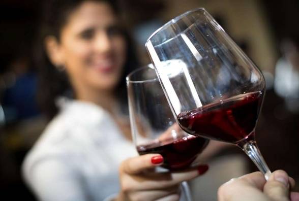 Вино, пиво, сангрия, коктейли: какой алкоголь менее опасен при диабете? - изображение