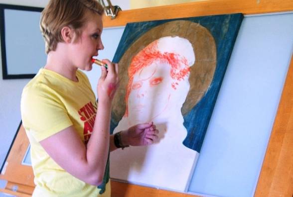 Необычная художница с диабетом, рисующая... губами! - изображение