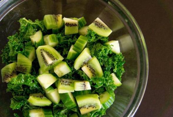 Свежий салат из огурцов и киви - диабетический рецепт - изображение