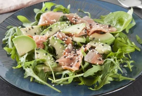 Салат з авокадо та риби — низьковуглеводний рецепт - изображение