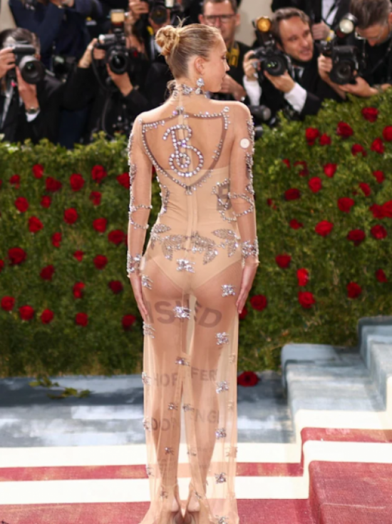 Ліла Мосс з гордістю продемонструвала свій CGM у новій модній кампанії - 2 фото Ліла Мосс з гордістю продемонструвала свій CGM у новій модній кампанії - 2 изображение